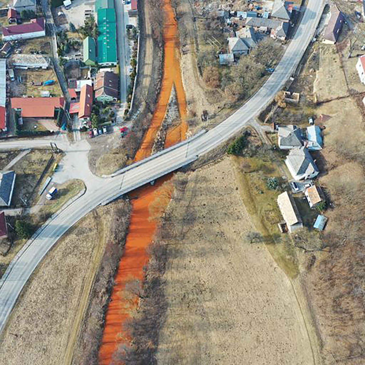 Vörös szalag fut a tájon – ökológiai katasztrófa a Sajón