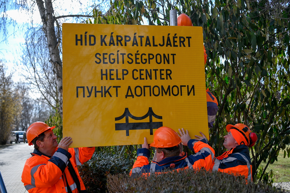 Háromnyelvű táblák a magyar–ukrán határnál