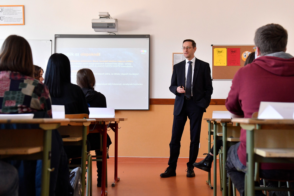 Varga Mihály: az iskolákban is oktatni kell a pénzzel való bánásmódot