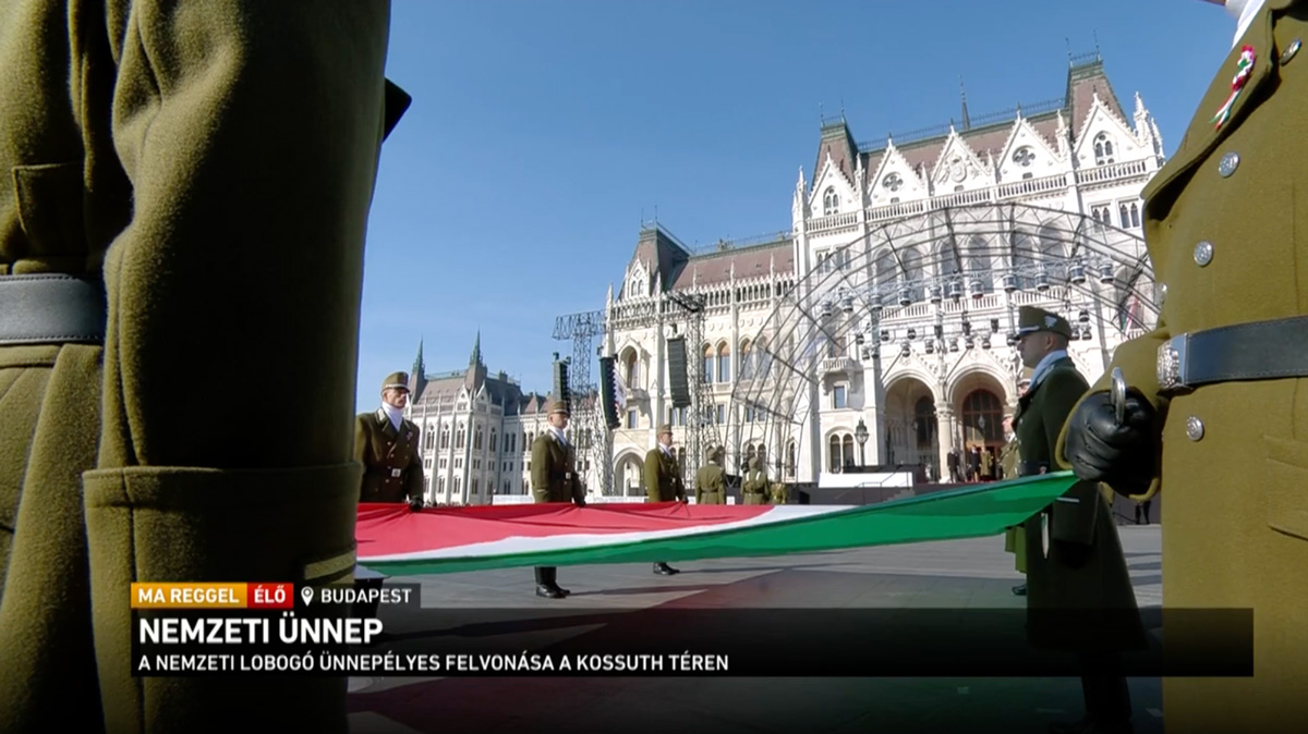 Felvonták a nemzeti lobogót az Országház előtt