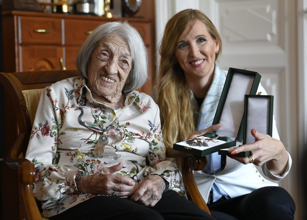 Szabó Tünde átadta Keleti Ágnesnek állami kitüntetését