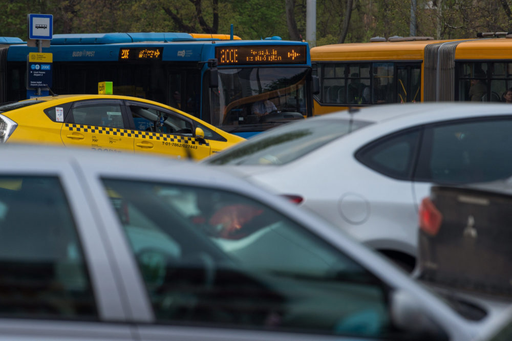 Sávlezárásokra kell számítani a Róbert Károly körúton és a Váci úton