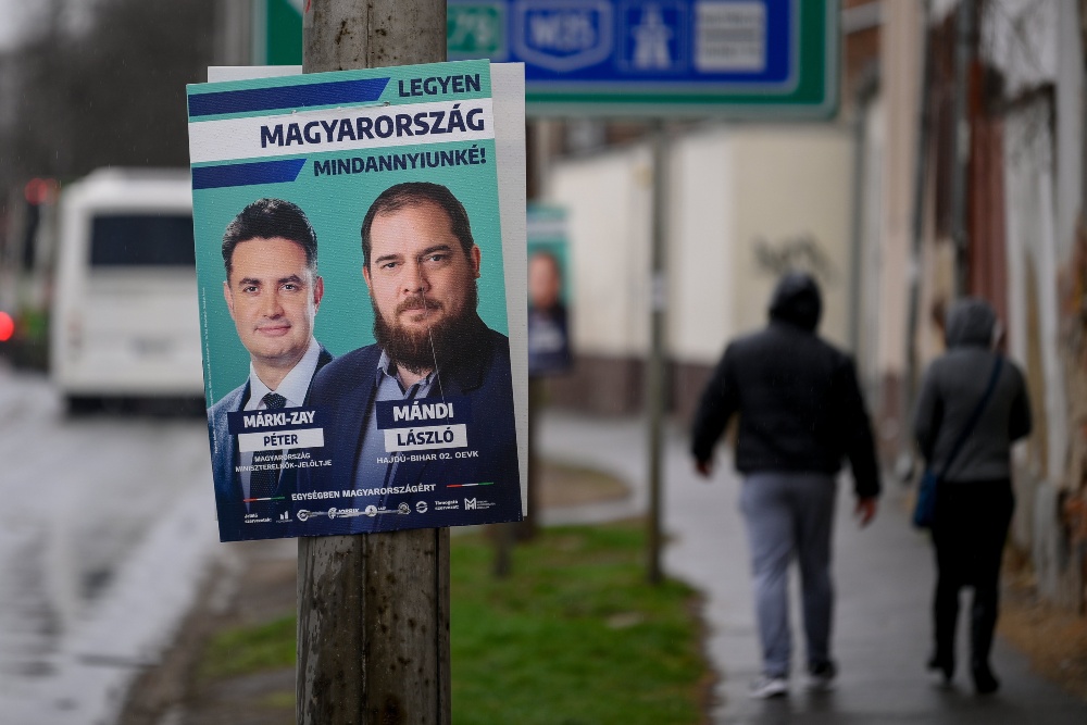 Három hét van a plakátok eltávolítására