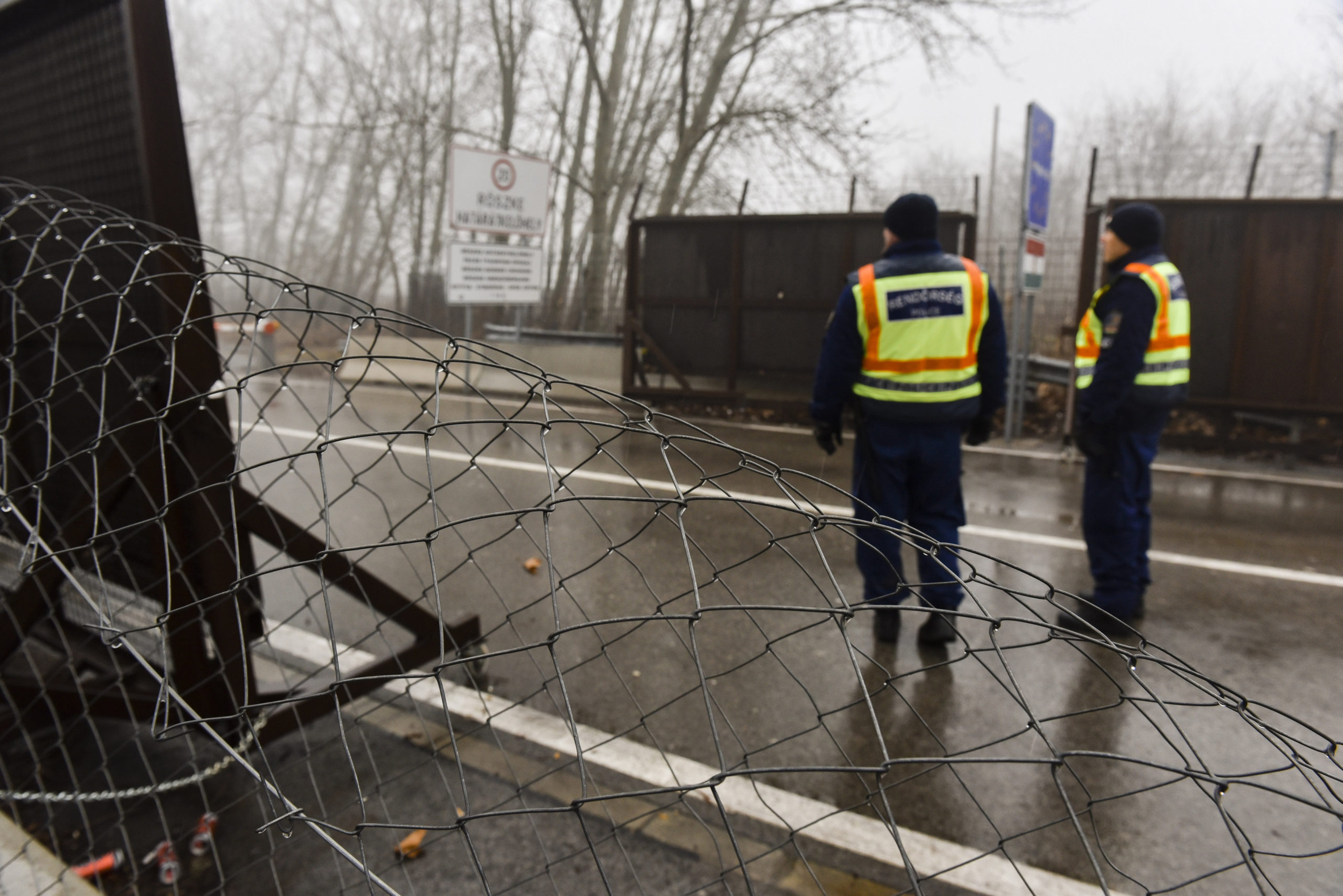 Több mint ezerkilencszáz határsértő ellen intézkedtek a rendőrök a hétvégén