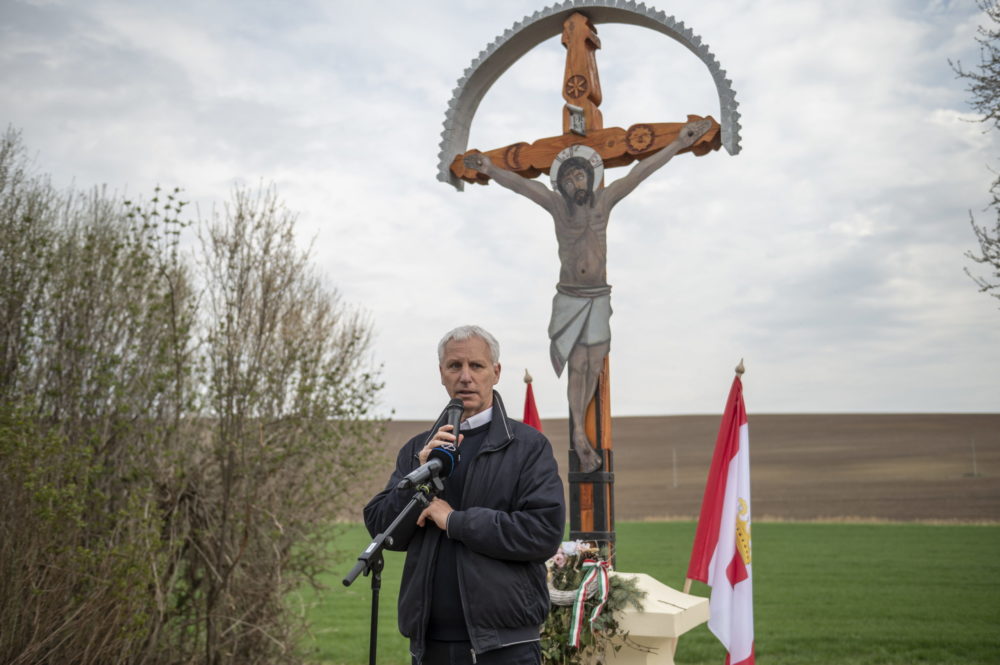 Út menti keresztet avatott Soltész Miklós Kállón