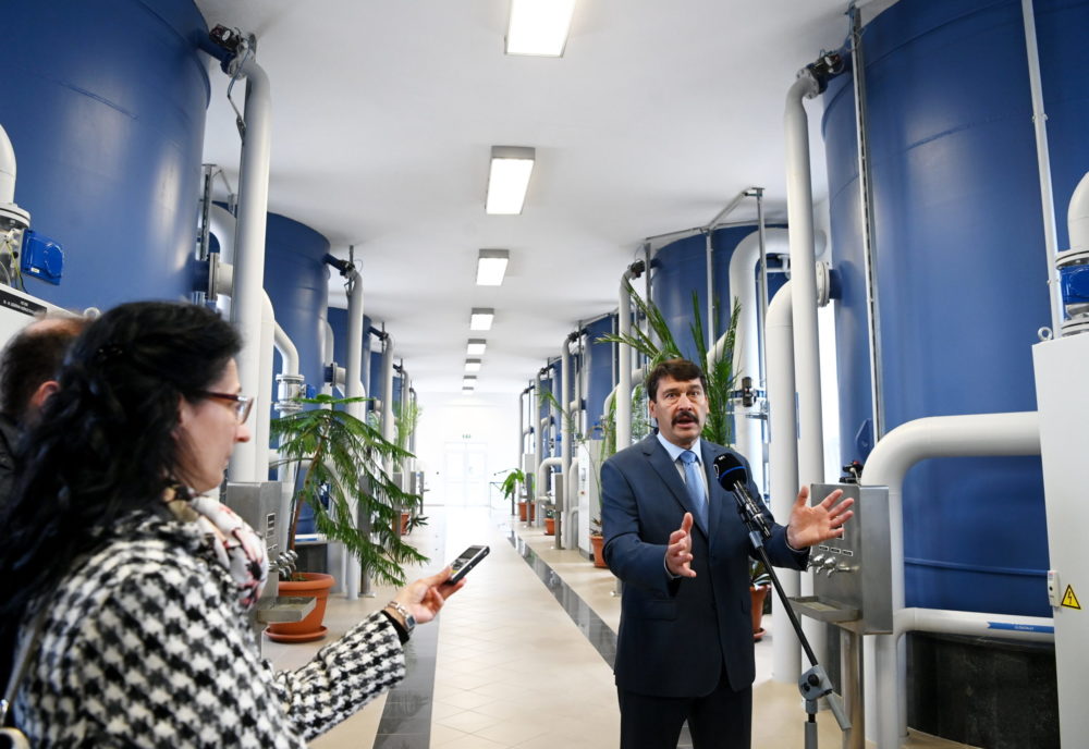 Áder János a Bácsvíz Zrt. kecskeméti üzemirányító központjába látogatott