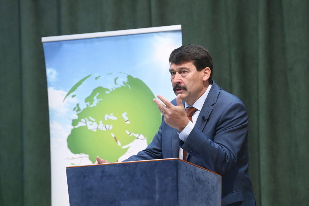 Áder János a klímaváltozásról tartott előadást a révkomáromi gimnáziumban