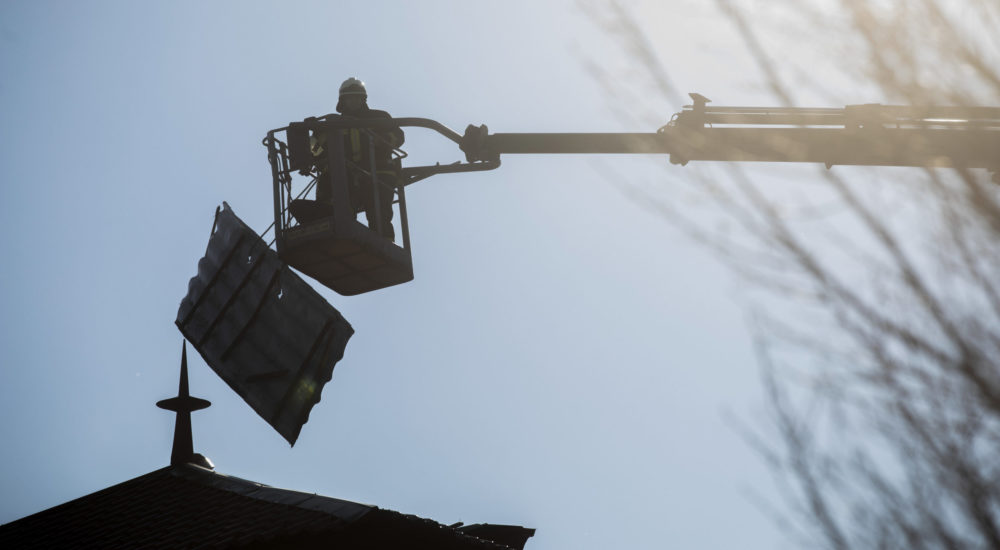 Ketten könnyebben megsérültek a viharos szélben lehulló tetőcserepek miatt