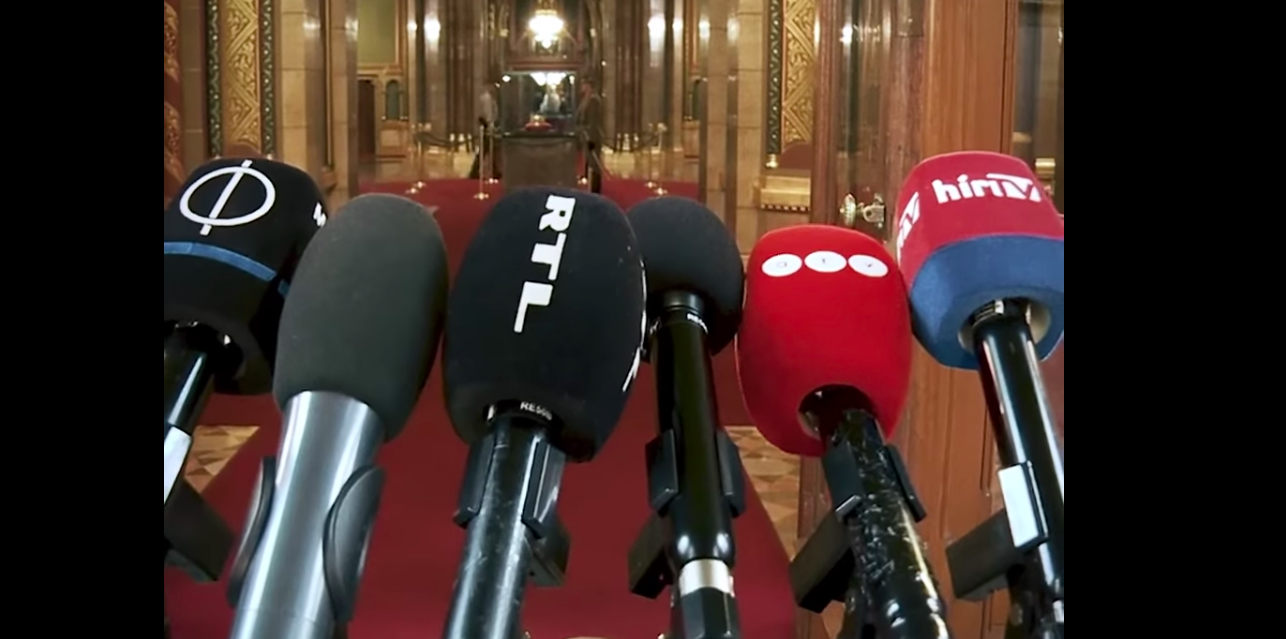 Így (nem) adott interjút Fekete-Győr a sajtónak a parlamentben
