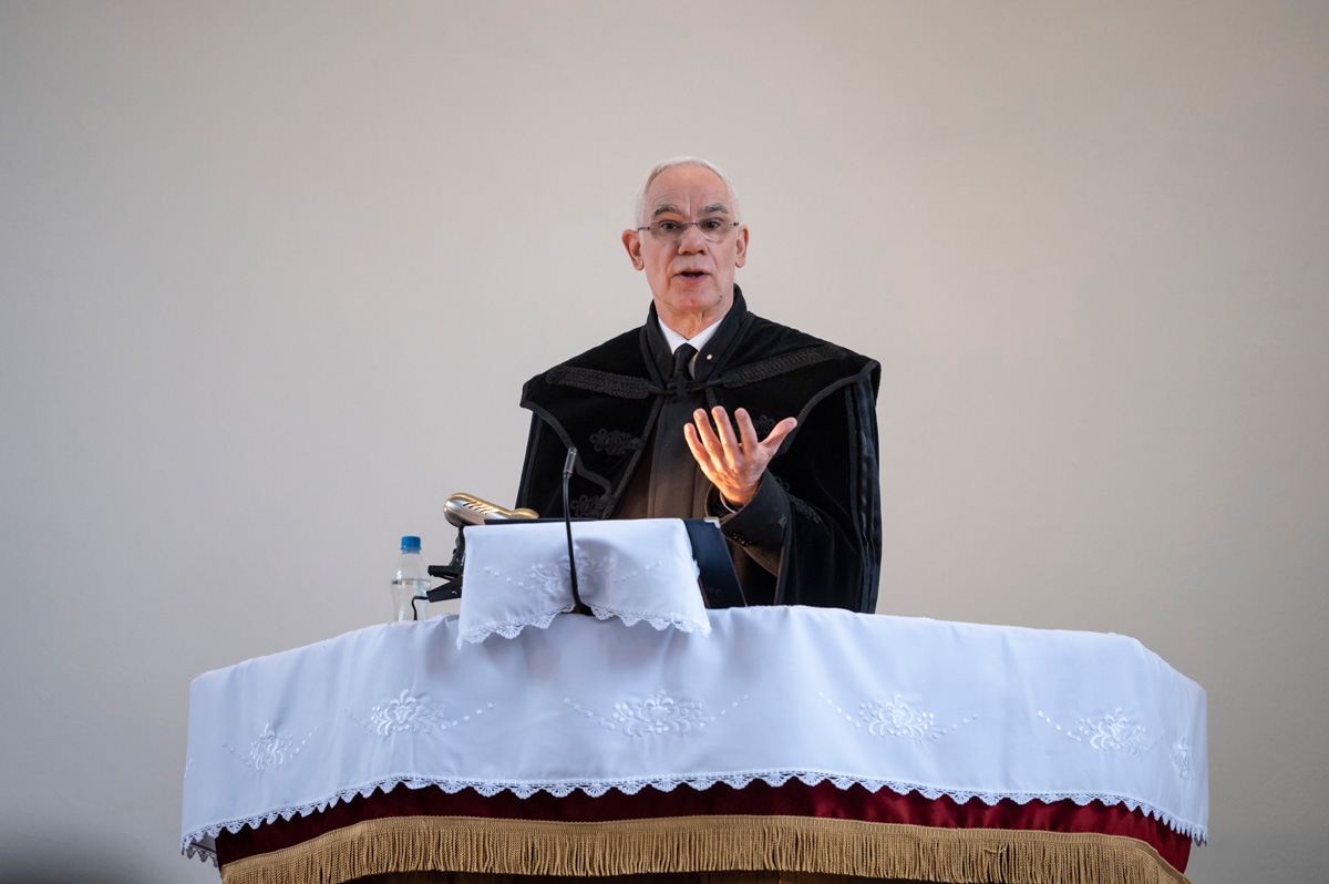 Balog Zoltán: a szenvedés közelebb visz Istenhez