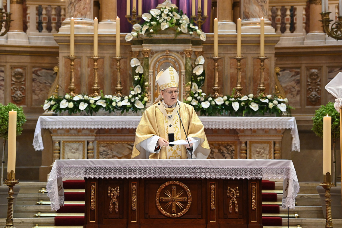 Erdő Péter: Jézus keresztáldozata békére kötelez