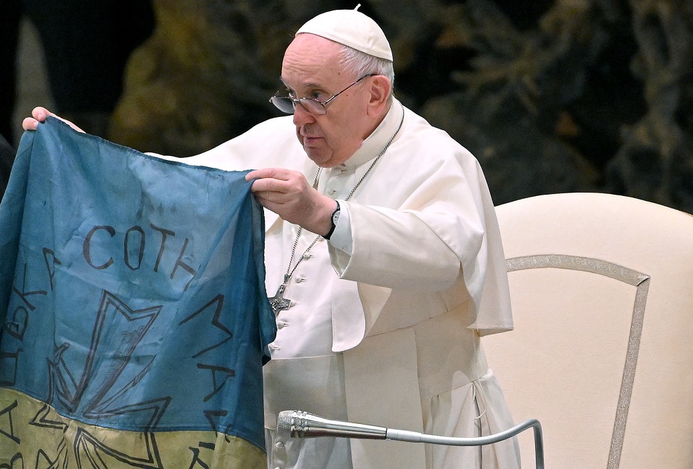 Ukrán zászlóval a kezében sürgette Ferenc pápa a háború megállítását