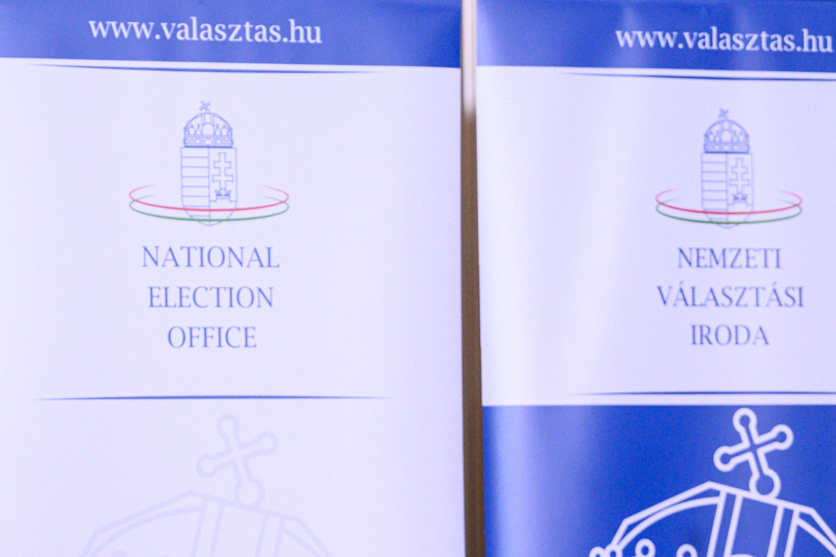 Megérkeztek az első külképviseleti urnák