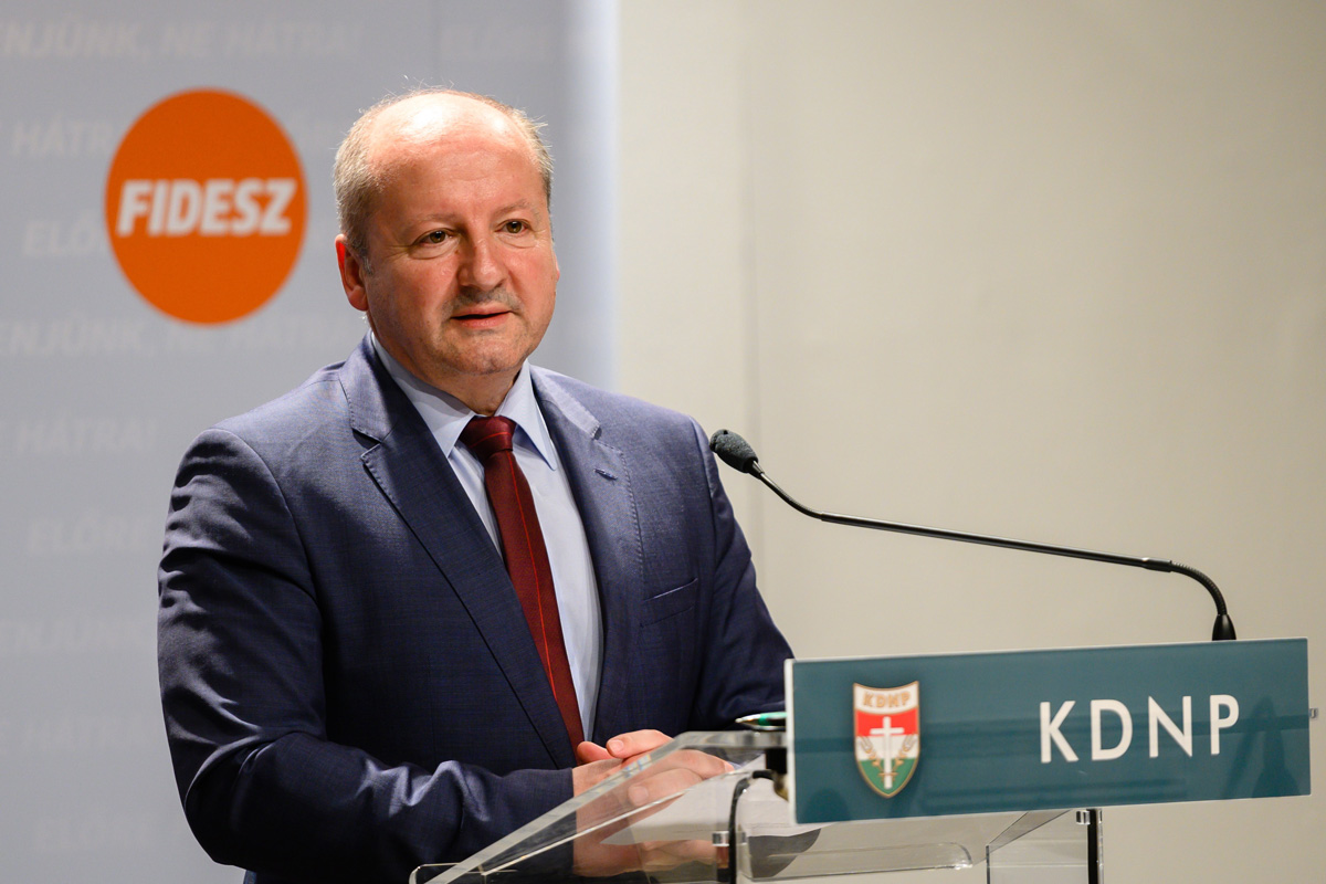 KDNP: csak egymás megbecsülésével lehet békében élni