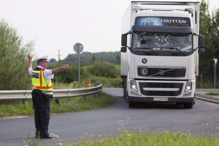 Április végéig fuvarozási engedély nélkül közlekedhetnek az ukrán teherautók