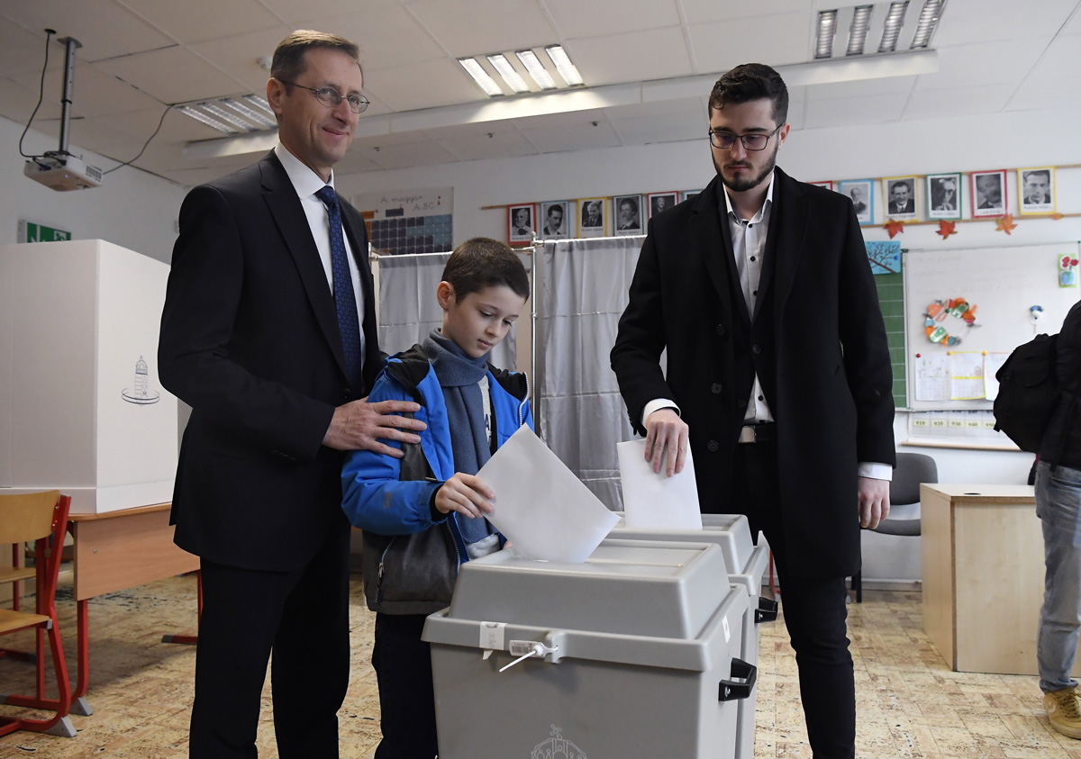 Varga Mihály: a háború és a béke ügyében kell döntenünk