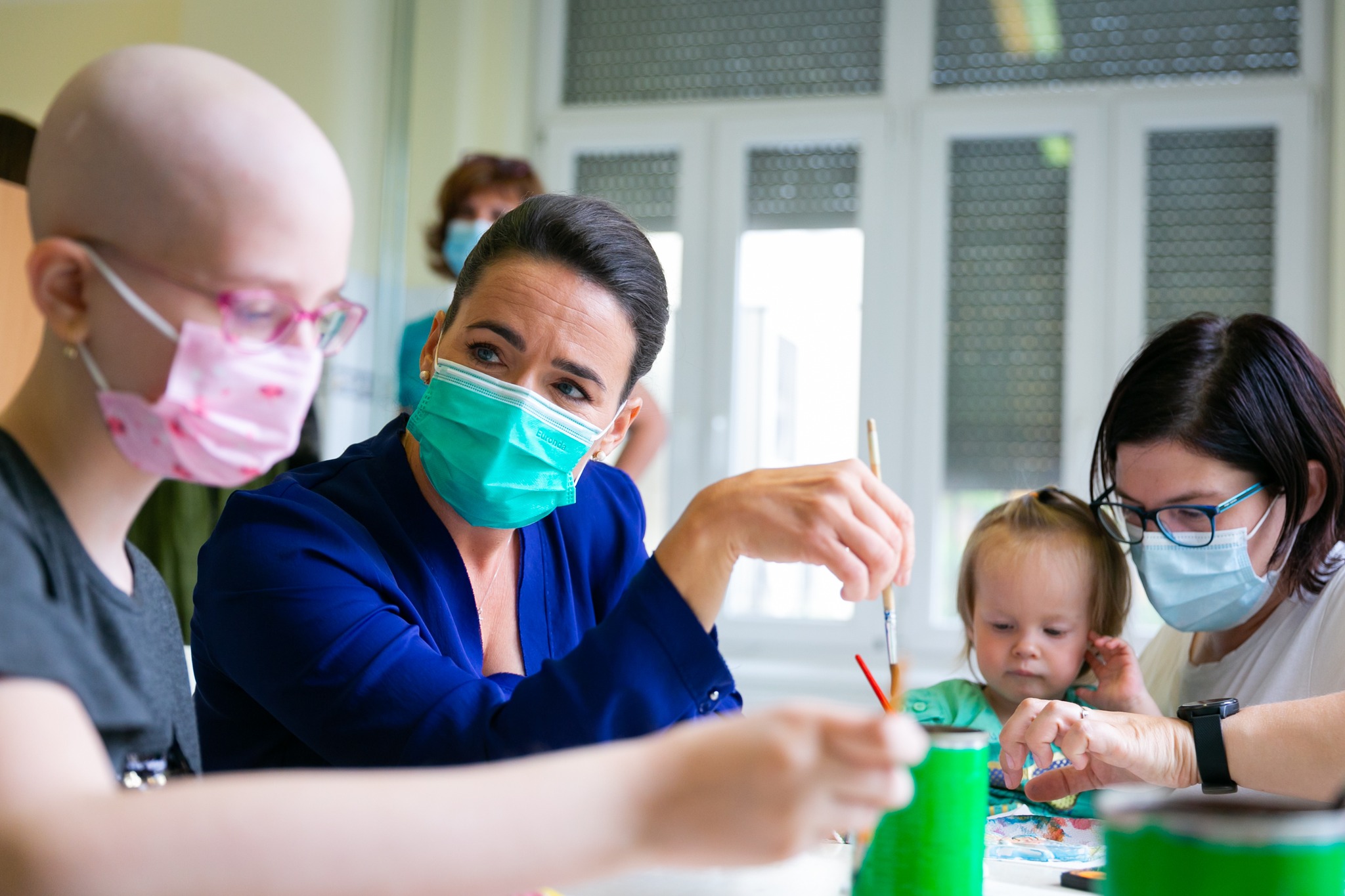 Novák Katalin a Tűzoltó utcai gyermekkórházba látogatott