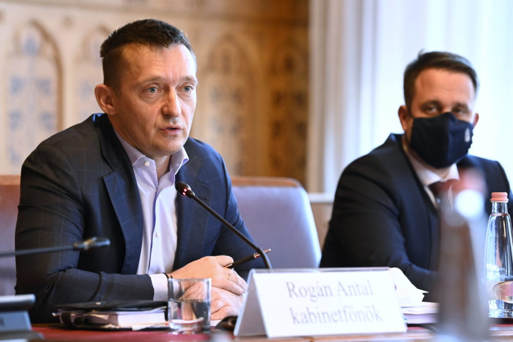 Útépítésekről tett bejelentést Rogán Antal