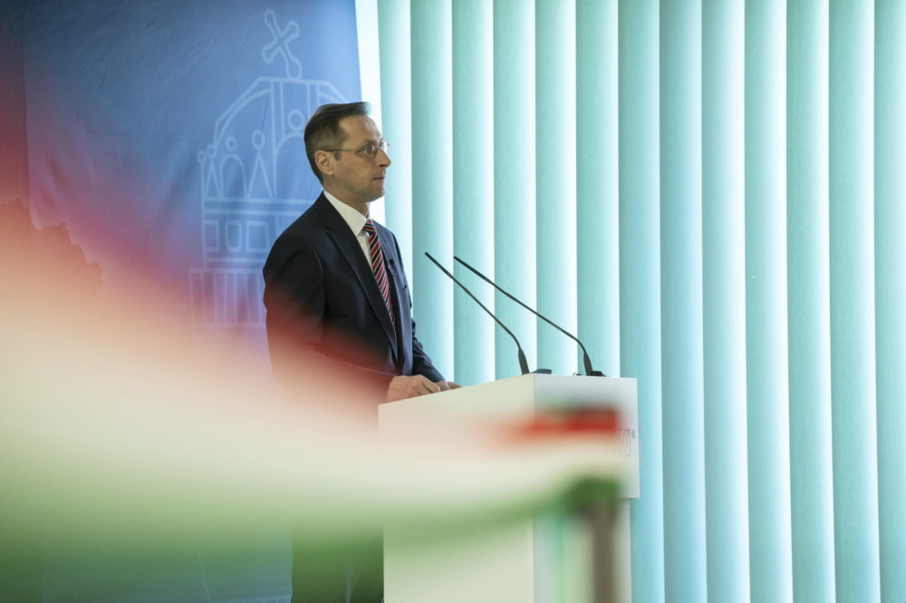 Varga Mihály: A kormány megvédi Magyarországot a gazdasági válságtól