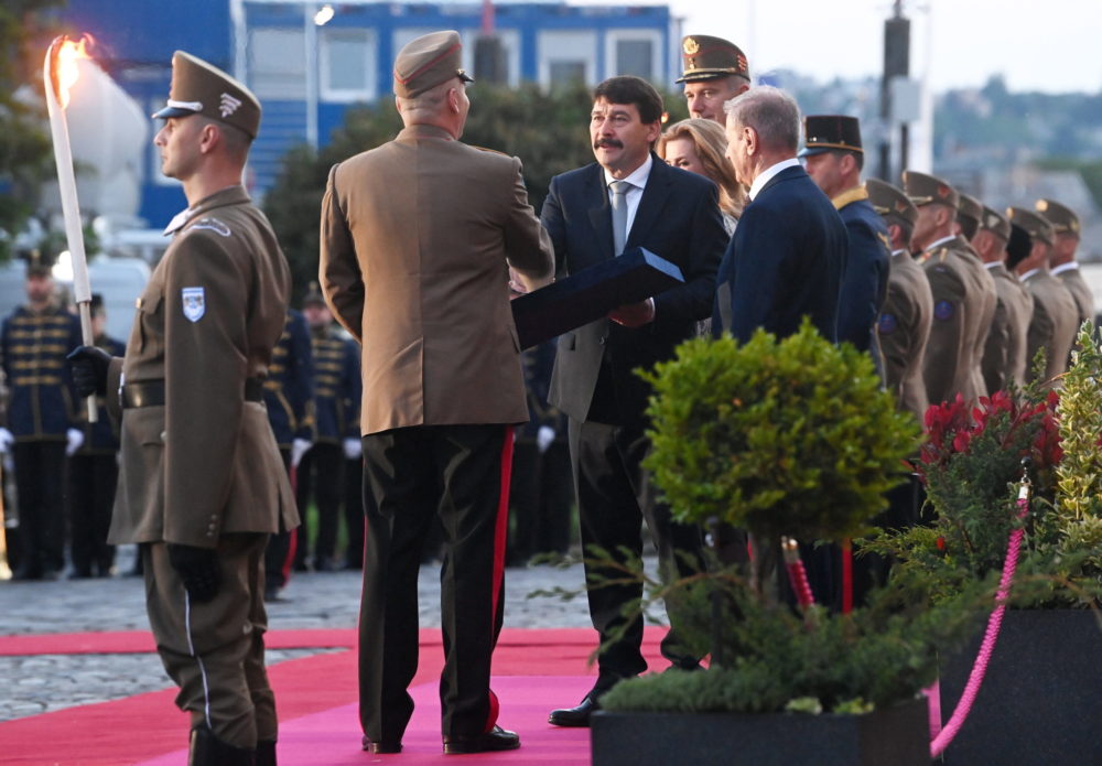 Ünnepélyesen elköszönt Áder János államfőtől a Magyar Honvédség