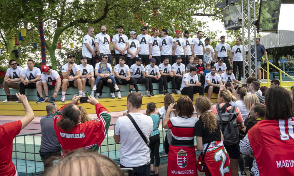 Szurkolók köszöntötték az elitbe feljutott magyar jégkorong-válogatottat