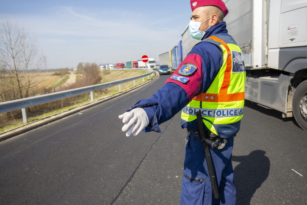 Határsértőket szállító furgon borult az oldalára az M5-ös autópályán