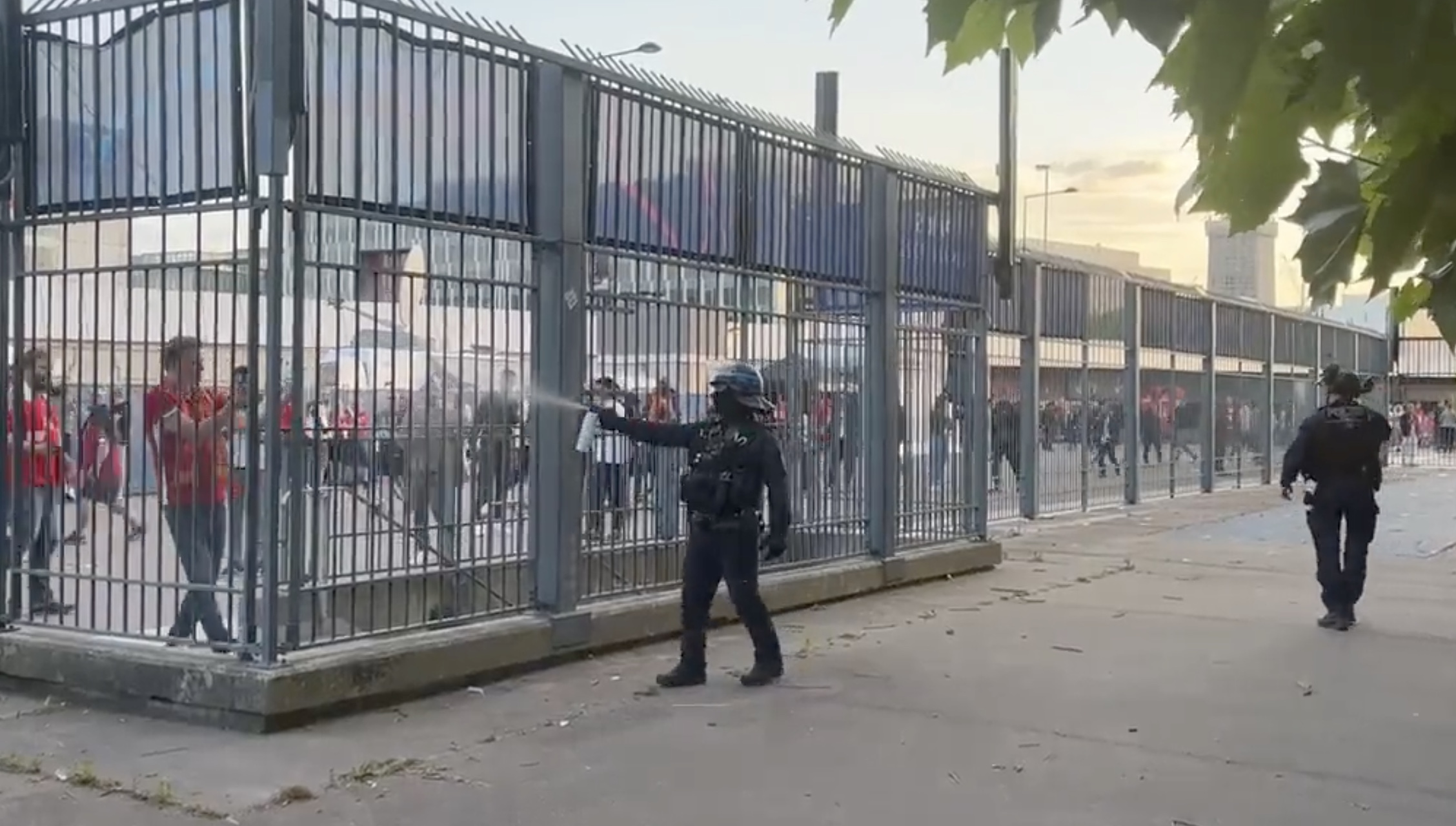 Videó: elképesztően rossz rendezés és könnygáz – botrány Párizsban