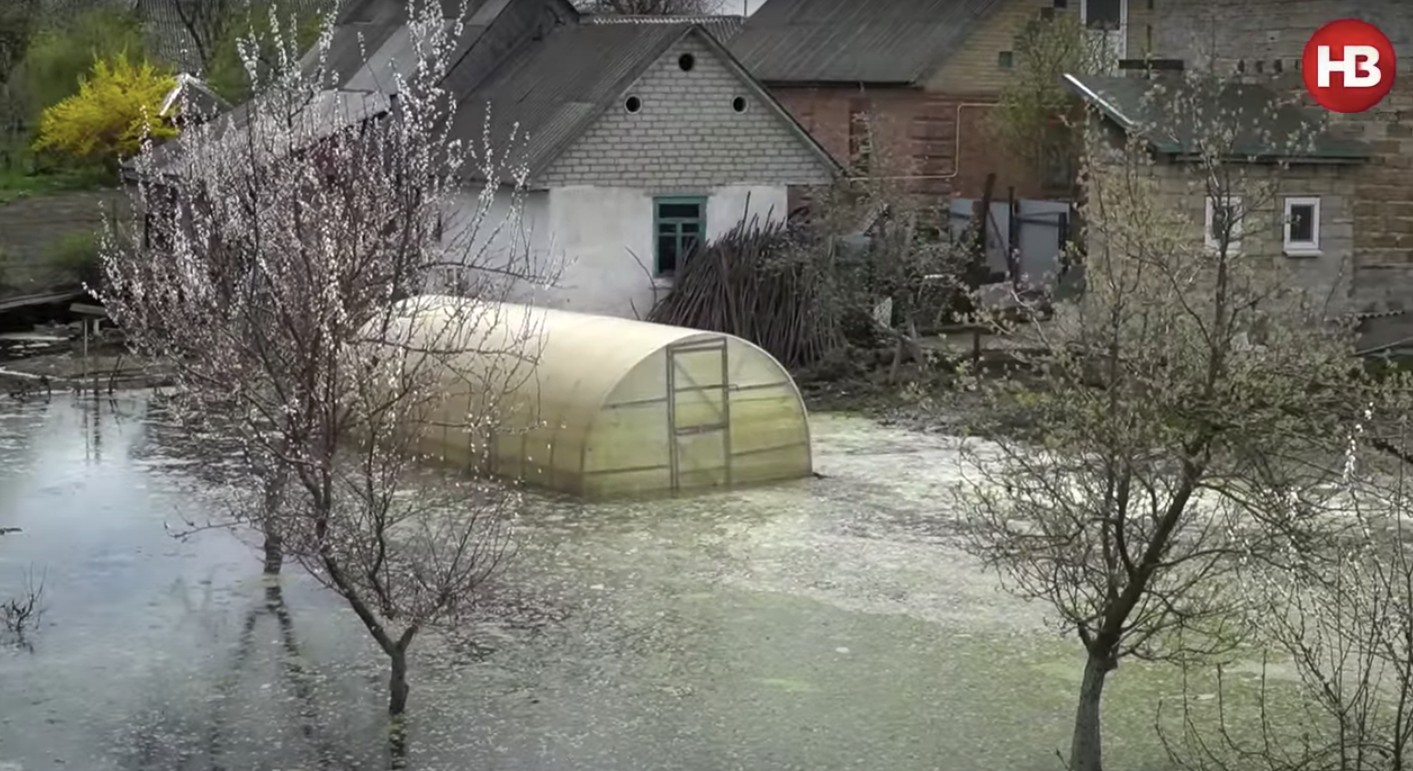 Még mindig víz alatt áll az elárasztott ukrajnai település