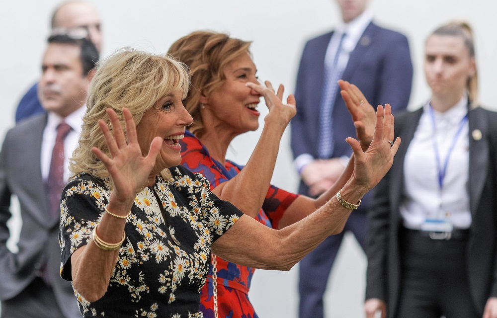 Az amerikai elnök felesége ukrán menekültekkel találkozott Bukarestben