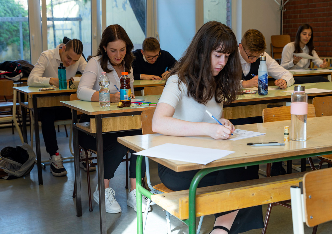 A matematika-írásbelikkel folytatódnak az érettségi vizsgák