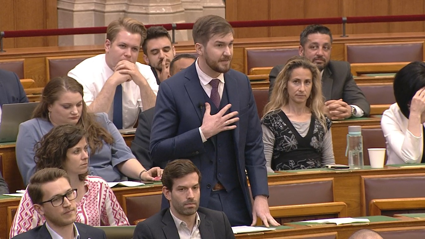 Kormányválságról fantáziál a Momentum vezére