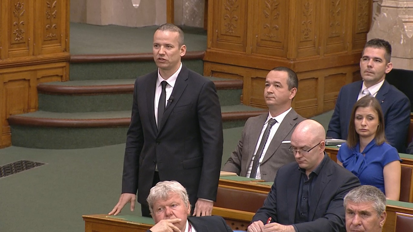 Mi Hazánk: abszurd és szürreális a kormányzati struktúra