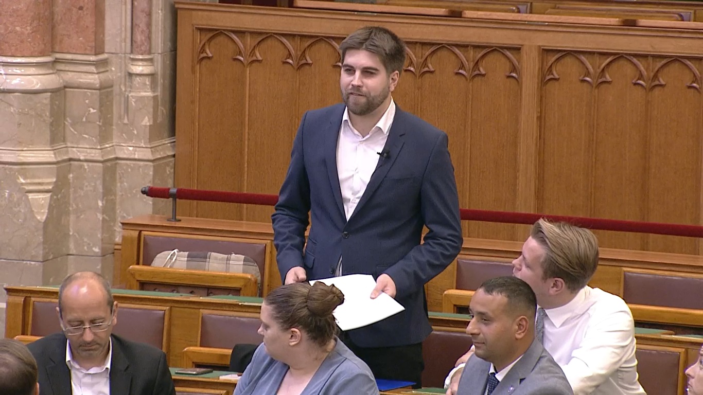 Momentum: a pályán kívülről nem lehet gólt lőni