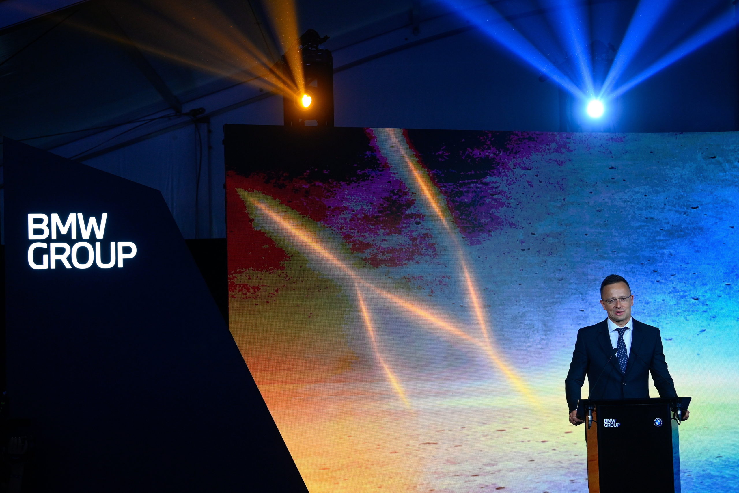 A BMW-gyár építése az elmúlt évek sikeres gazdaságpolitikájának jelképe