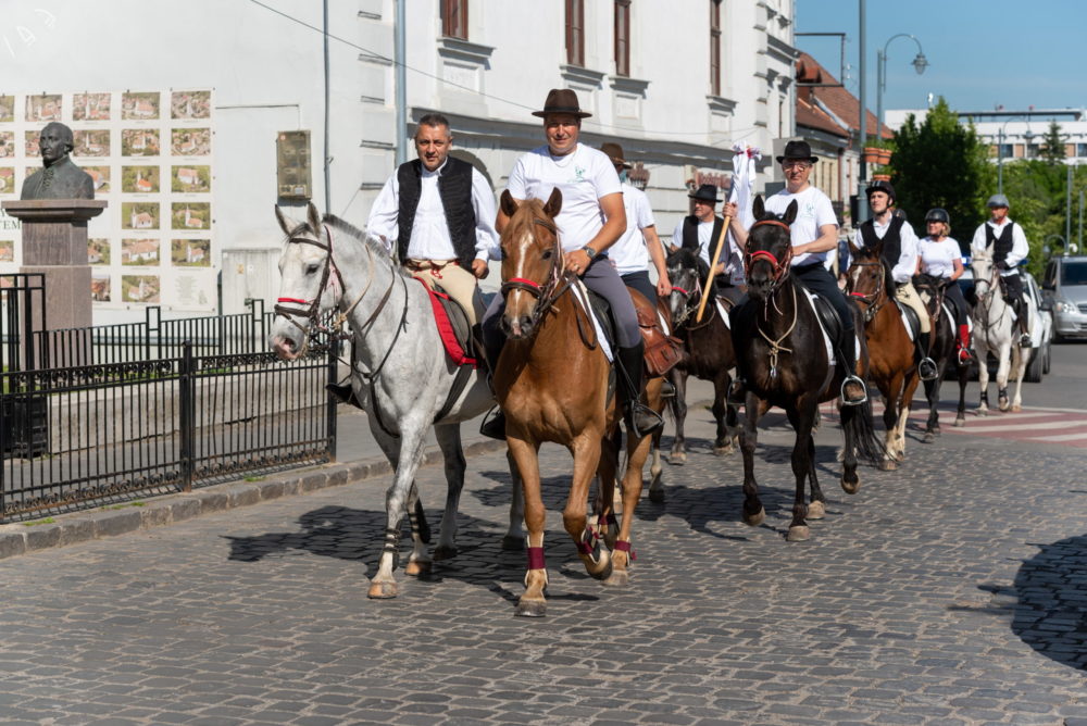 Elindult a pünkösdi lovas zarándoklat Székelyudvarhelyről