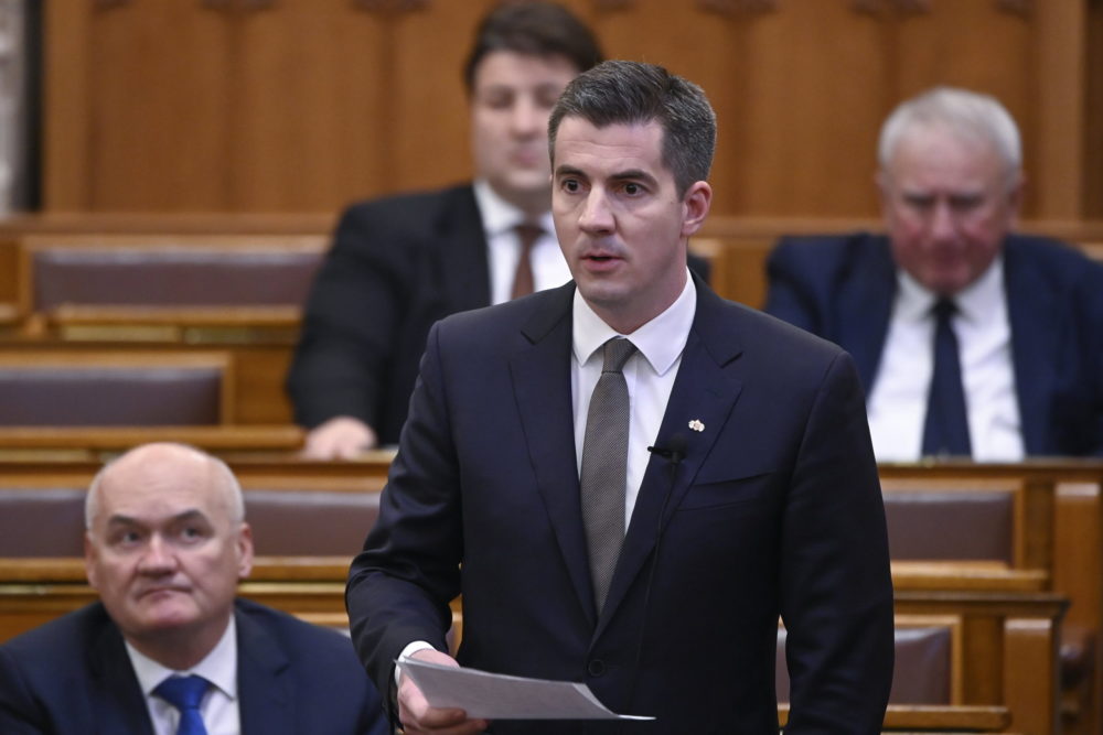 A kormánypártoktól és az ellenzéktől is pénzt venne el Kocsis Máté
