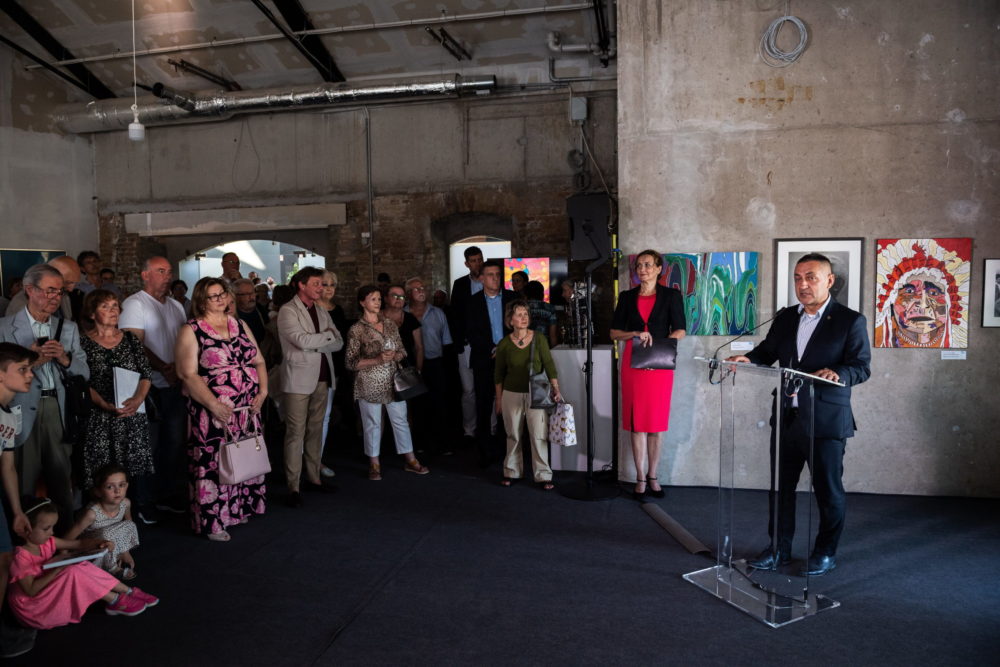 A diaszpóra magyar képzőművészeinek alkotásaiból nyílt kiállítás Budapesten