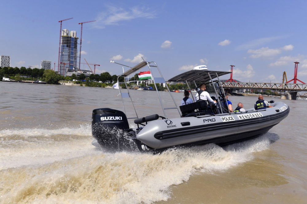 Magyar rendőrök segítik a turistákat Horvátországban