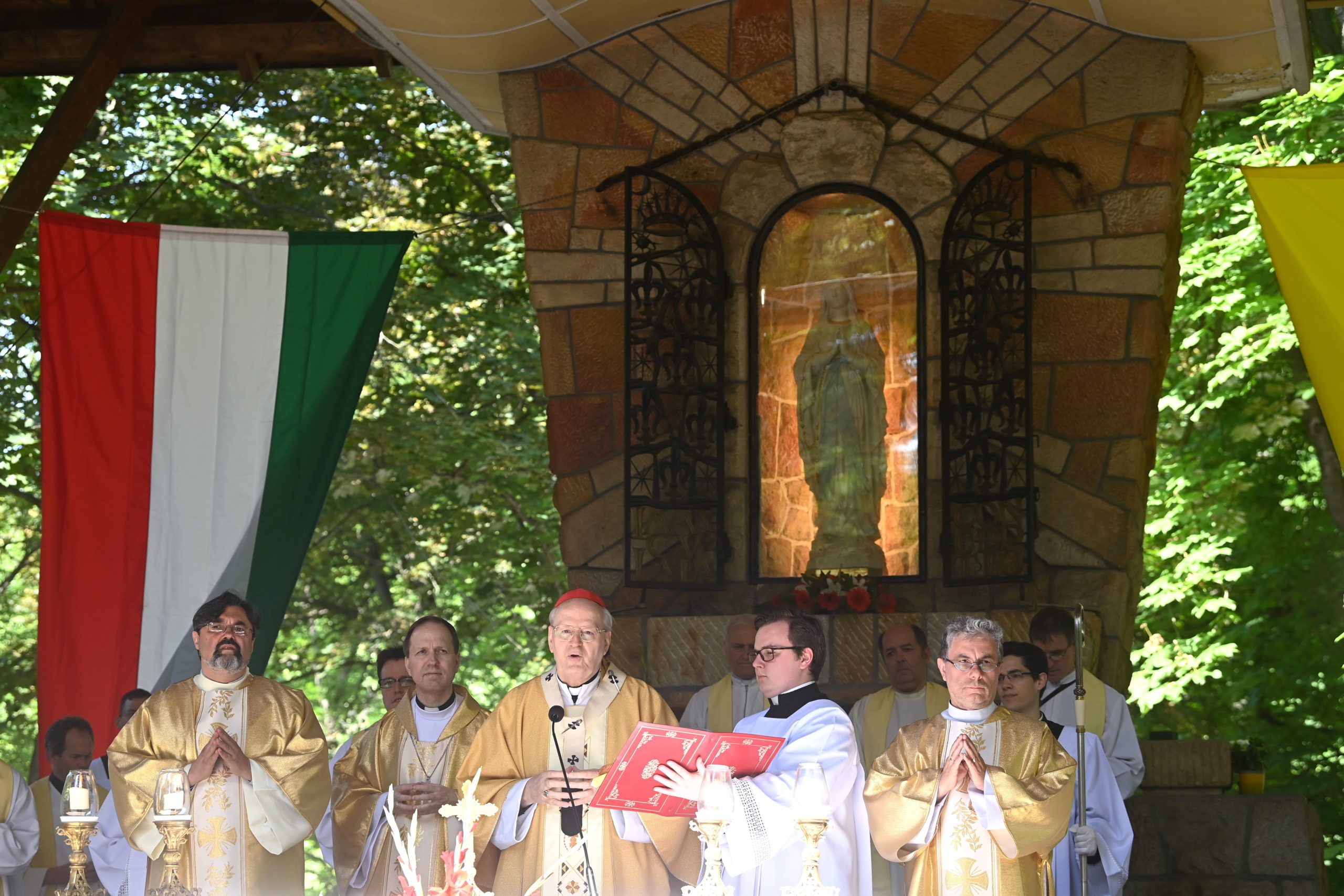 Szentmise pünkösdhétfőn a máriaremetei kegytemplom parkjában