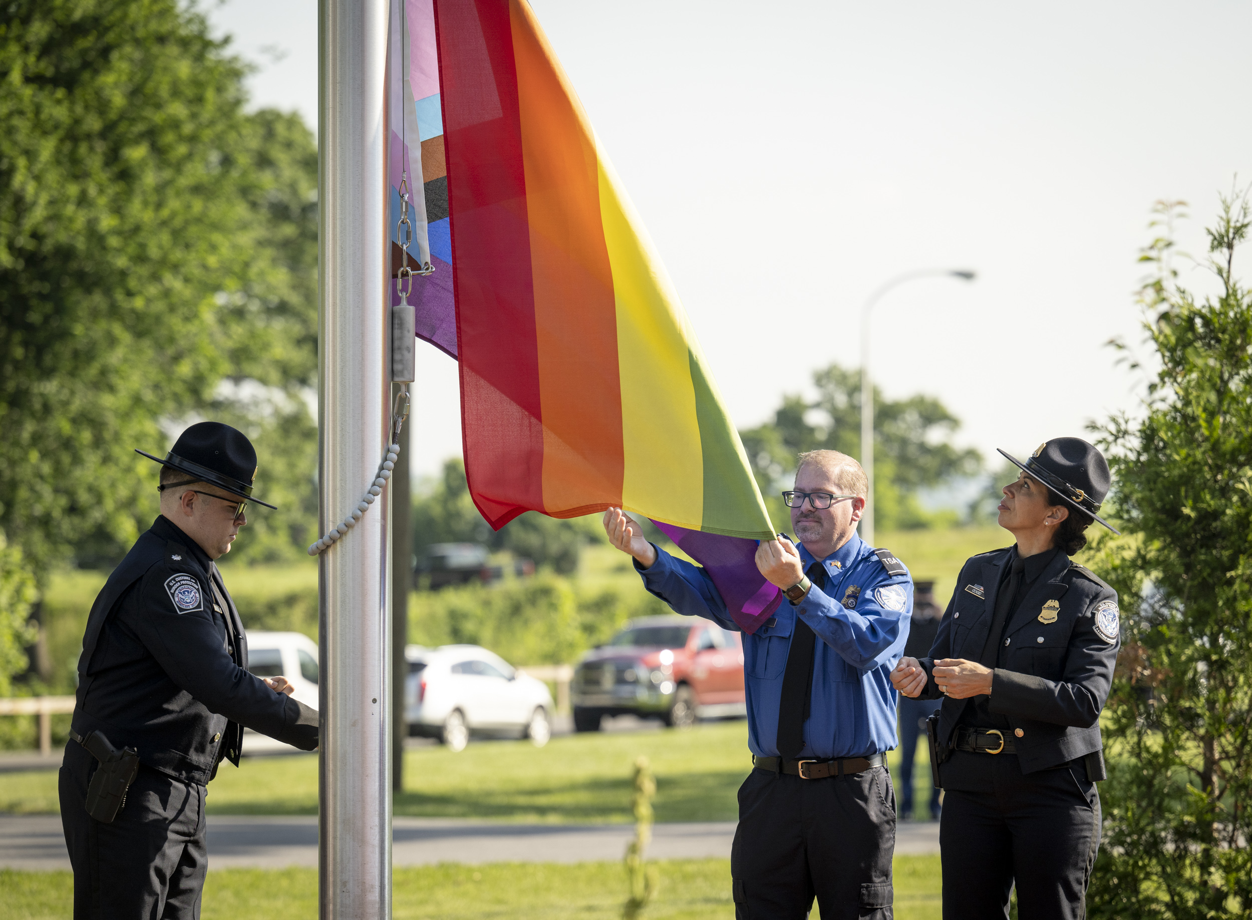 A belbiztonsági miniszter a melegzászló előtt tisztelgett