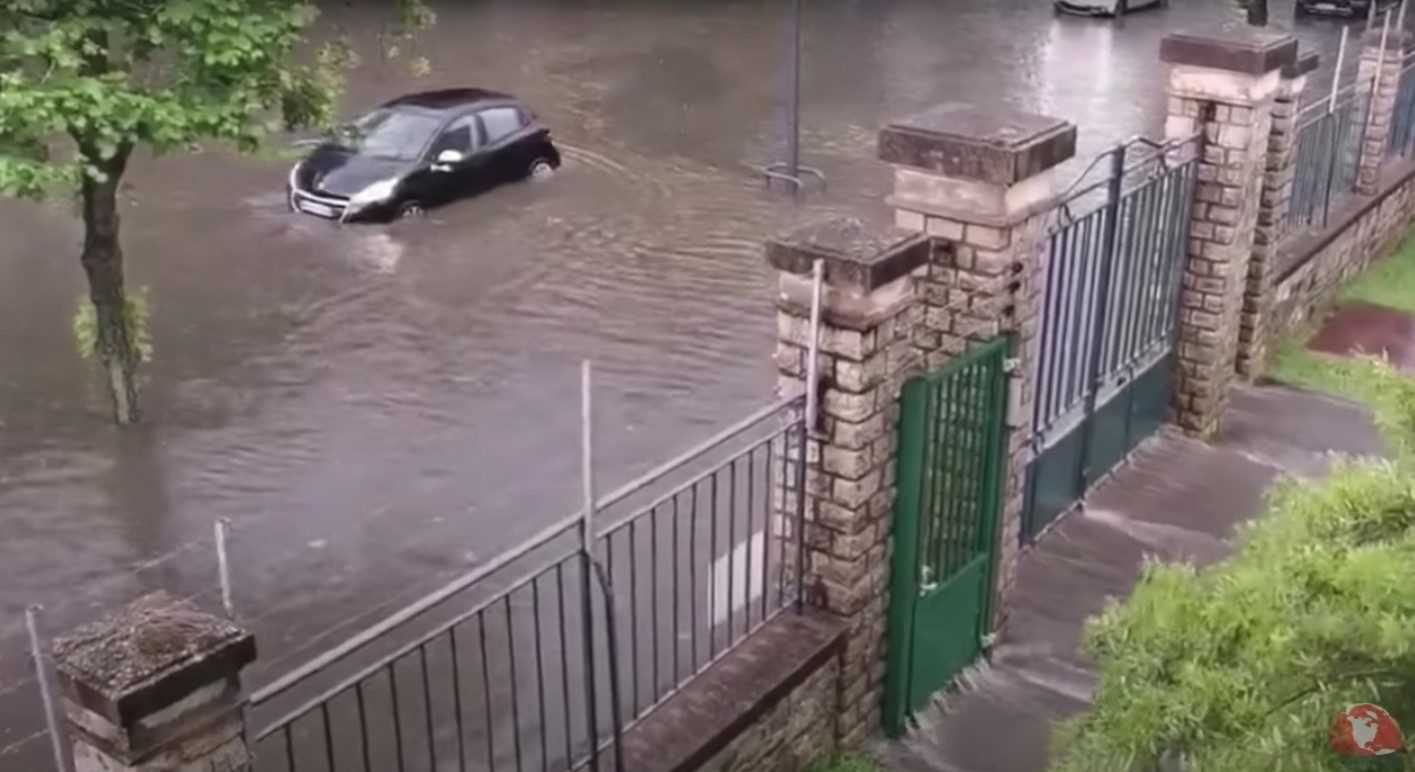 Videó: Hatalmas jégdarabok hullottak az égből, egy ember meghalt