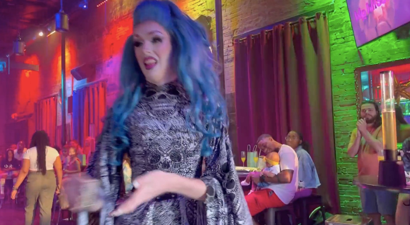 Videó: Transzvesztiták léptek fel csecsemők előtt