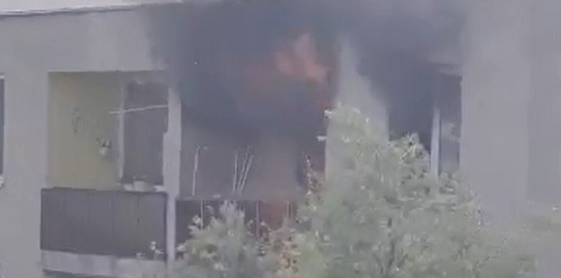 Tűz elől ugrott ki egy férfi egy negyedik emeleti lakásból