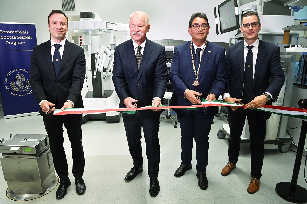 Negyedik generációs robotsebészeti eszközt adtak át a Semmelweis Egyetemen