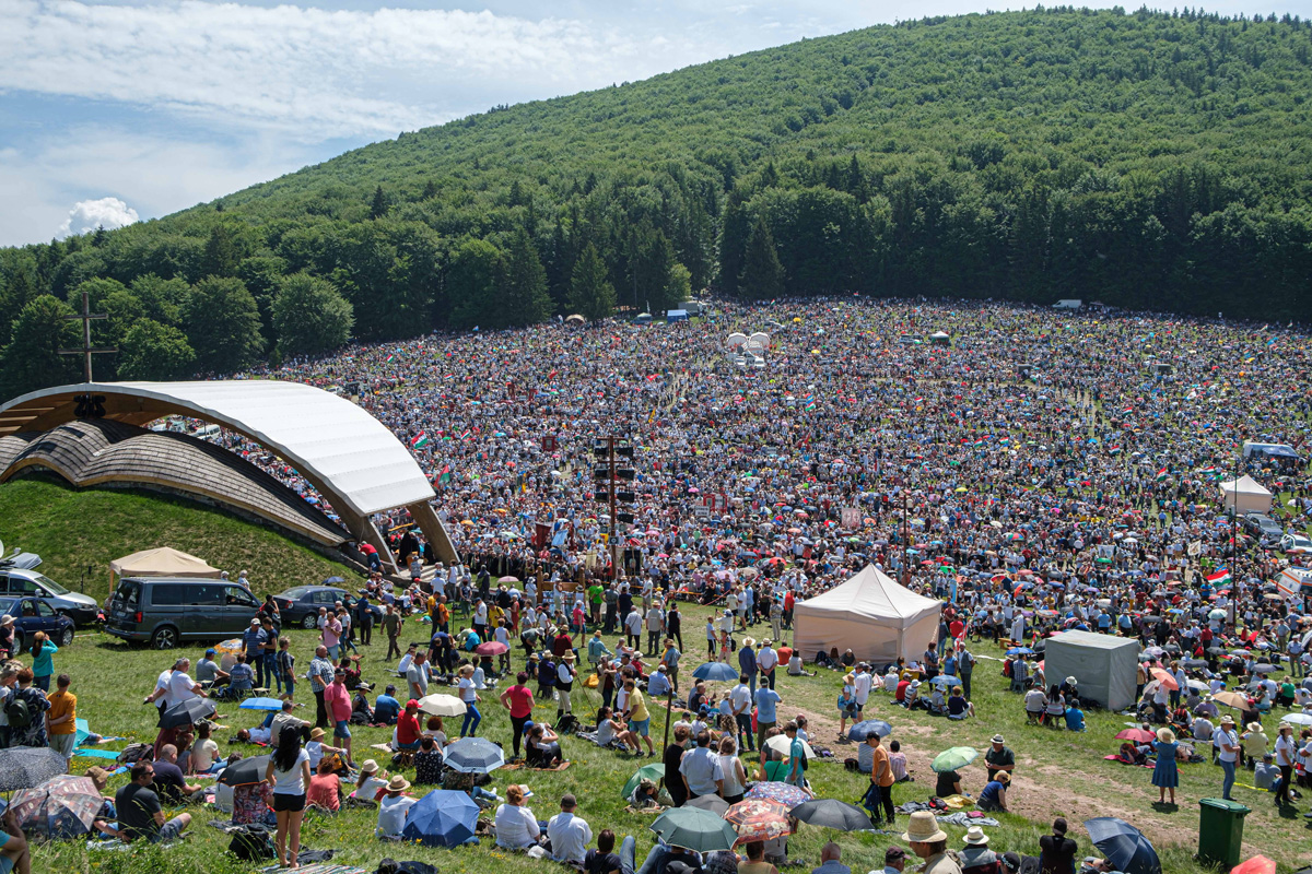 Hatalmas tömeg Csíksomlyón