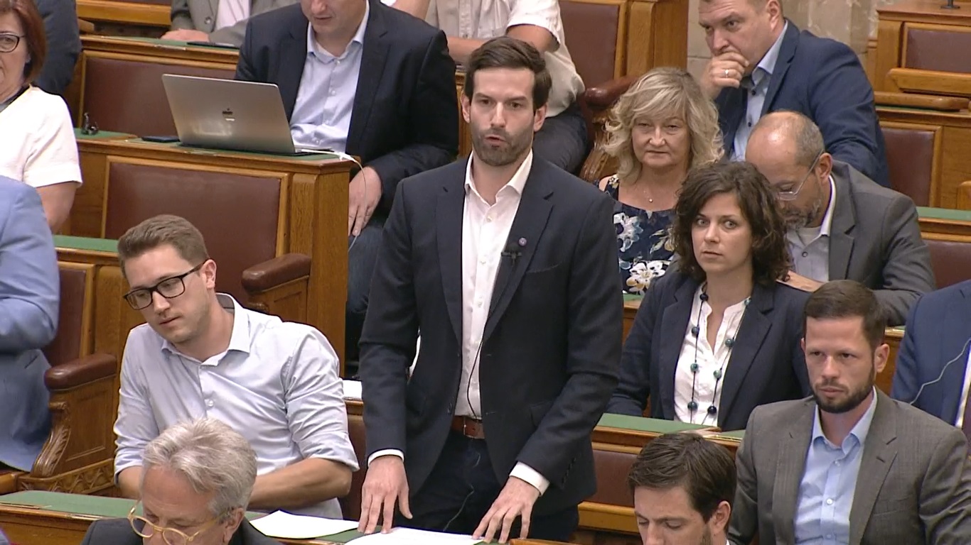 Orbán Viktor jól leiskolázta szerencsétlen Fegyőrt: „Segítek Önnek!”