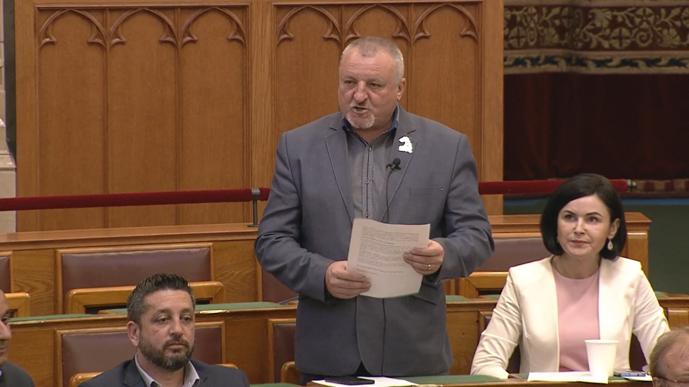 Komjáthi Imre: Fizessenek a gazdagok! Mondják ki a frankót!