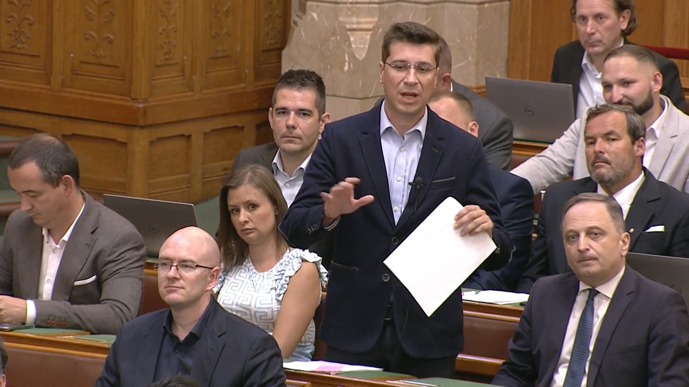 Már a jobbikosok is Karácsonyt kóstolgatják