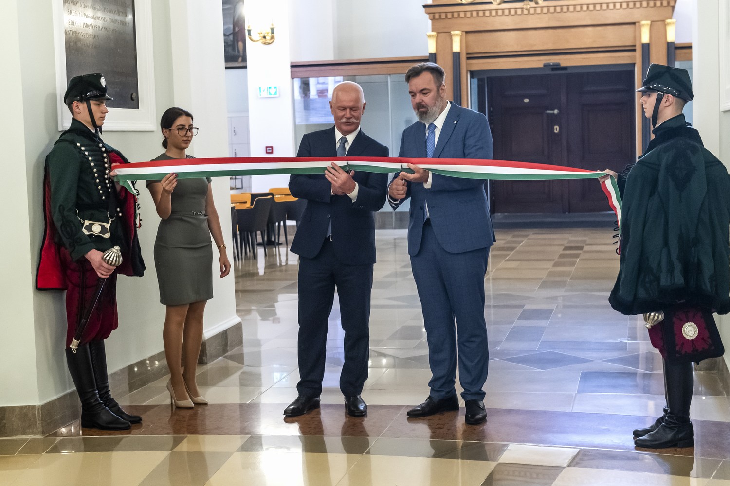 Sisi kesztyűjétől Sztálin füléig