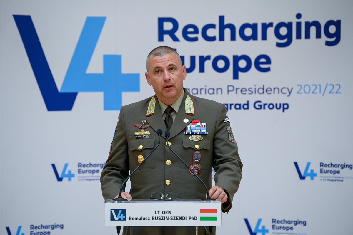 A V4-es hadseregek együttműködéséről tárgyaltak Debrecenben